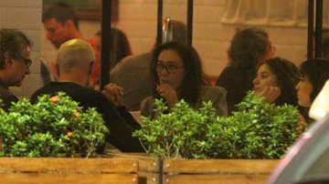 Lilia Cabral janta com a família e companheiros de profissão - André Freitas/AgNews