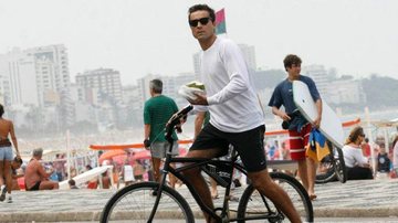 Ricardo Pereira passeia e toma água de coco pelo Rio de Janeiro - J. Humberto / AgNews