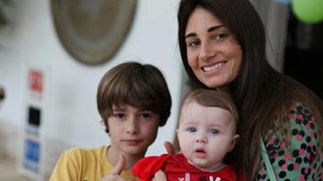 A 'turminha de indispensáveis' de Fábio: os filhos João e Ella Felipa, e a mulher Karina - Reprodução/Facebook