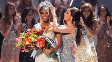 Leila Lopes, de Angola, recebe a coroa de Miss Universo 2011 de Ximena Navarrete, a Miss Universo 2010 - Bruno Zanardo/ Fotoarena