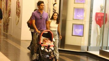 Maytê Piragibe passeia com a família em shopping no Rio de Janeiro - Daniel Delmiro / AgNews