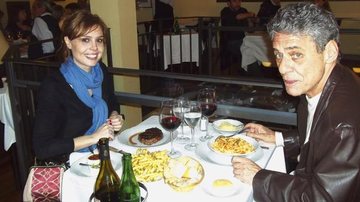 Em Buenos Aires, Chico e a cantora Thaís Gulin, 36 anos mais jovem, mostram cumplicidade no jantar em clima de lua de mel. - Kadu Dantas