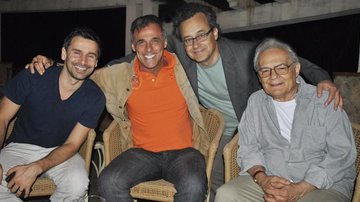 Em Araxá, MG, Murilo Rosa, Oscar Magrini e Othon Bastos, de cinza, e o diretor Alberto Araújo filmam longa.