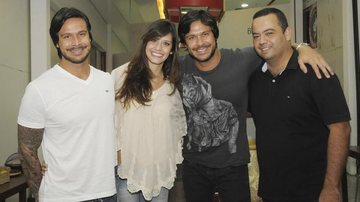 A ex-BBB Talula e os gêmeos Gustavo e Flavio Mendonça com Ricardo Marques, interior de SP.