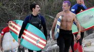 Anthony Kiedis e Flea surfam na praia do Recreio dos Bandeirantes, no Rio de Janeiro - Gabriel Reis e Delson Silva/AgNews