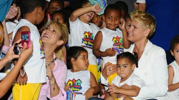 Xuxa e Shakira visitam a Cidade de Deus - PhotoRioNews