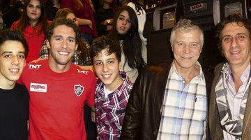 O empresário Luis Ricardo Jona (à dir.) e os filhos, Felipe e Ricardo, confraternizam com Flávio Canto (de vermelho) e Miguel Falabella em SP, nos bastidores da Globo.