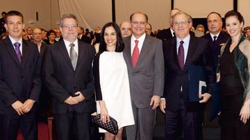 O casal Lu e Geraldo Alckmin, governador de SP, ao centro, e os cientistas César Castro Martins, Luiz Drude de Lacerda, José Roberto Parra e Helena Lage, em láurea para pesquisadores, SP.
