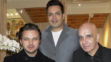 O apresentador Marcelo Bandeira (ao centro) busca ideias para cenário de atração no showroom em SP de Márcio Miranda e Juan Castiglione.
