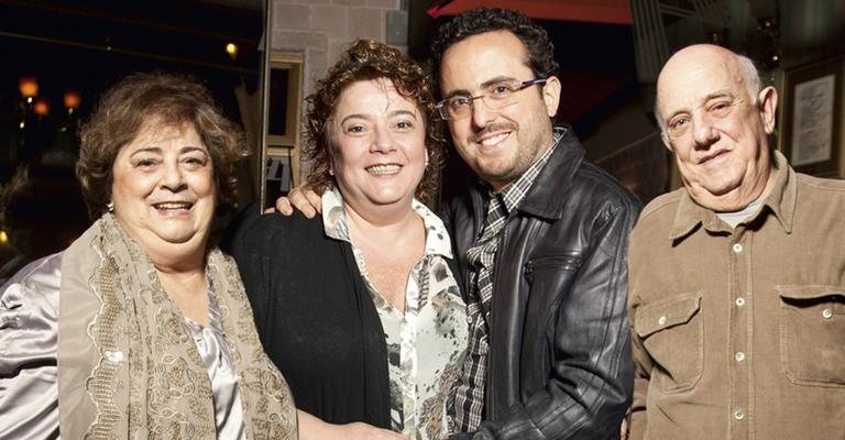 Com os pais, Angelina e Reynaldo Forte, nas pontas, a assessora e produtora teatral Célia Forte celebra seu 50º aniversário no bistrô de Isaac Azar, que completa cinco anos.