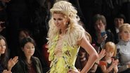 Paris Hilton desfila para estilista ucraniano durante a Ukrainian Fashion Week, em Kiev - Reuters