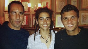 O comentarista da Band e ex-jogador Edmundo, o estudante Alex Azar Apter e o lateral do Corinthians Ramon confraternizam no Paris 6.