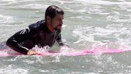 Cauã Reymond surfa na Prainha no Recreio dos Bandeirantes, no Rio de Janeiro - Adilson Lucas / AgNews