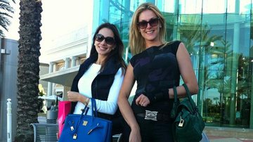 Ana Hickmann e Natália, mulher do diretor Vildomar Batista, fazem compras nos Estados Unidos antes das gravações - Twitter / Reprodução