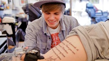 Fã de Justin Bieber tatua música Baby na coxa - Splash News / splashnews.com