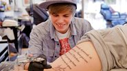 Fã de Justin Bieber tatua música Baby na coxa - Splash News / splashnews.com