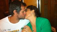 Antonelli dá ‘Aquele Beijo’ no marido - Reprodução/Twitter