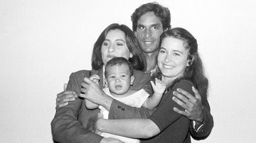 Cássia Kiss Magro (Ana), Victor Fasano (Zeca), Claudia Abreu (Clara) e o bebê - Canal Viva / Divulgação