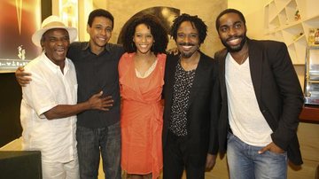 Antonio Pitanga, Aldri Anunciação, Taís Araújo, Flávio Bauraqui e Lázaro celebram a estreia carioca da peça. - Gianne Carvalho