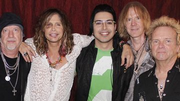 Em SP, o artista plástico Thiago Cóstackz, ao centro, se encontra com Brad Whitford, Steven Tyler, Tom Hamilton e Joey Kramer, integrantes do Aerosmith.