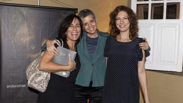Nana abraça as atrizes Gloria Pires e Patrícia Pillar no lançamento de seu livro Andorinhas. - Fabrízia Granatieri