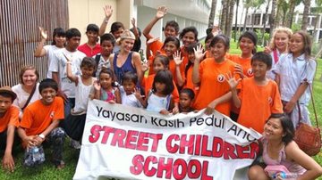 Paris Hilton com crianças de um orfanato em Bali, na Indonésia - Reprodução