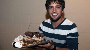 Rafael Cardoso ganha bolo de aniversário no Projac - Reprodução / TV Globo