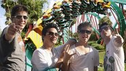 Pe Lu, Koba, Thomas e Pe Lanza diante da montanha russa Kumba, no Busch Gardens. Na primeira viagem aos EUA, festejam números como 11 milhões de plays no MySpace.