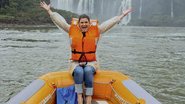 Cristiana se diverte em passeio de barco que passa bem próximo às Cataratas do Iguaçu. - Jader da Rocha