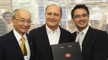 Toshio Uehara, presidente da Associação dos Técnicos em Prótese Dentária do Brasil, e o governador do Estado de São Paulo, Geraldo Alckmin, são recebidos por Marcos Celestrino no 12º Congresso Internacional de Técnicos em Prótese Dentária.