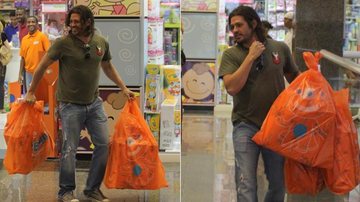 Dado Dolabella faz compras em loja de brinquedos em shopping no Rio de Janeiro - Marcus Pavão / AgNews