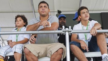 Com os filhos Alex e Ronald, ele assiste ao último GP de F1 do ano