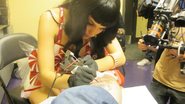 Katy Perry tem dia de tatuadora - Grosby Group