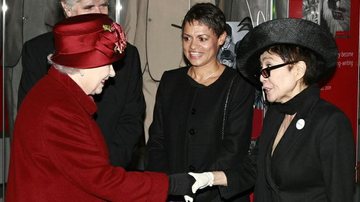 Yoko Ono encontra a rainha Elizabeth II em museu na Inglaterra - Getty Images