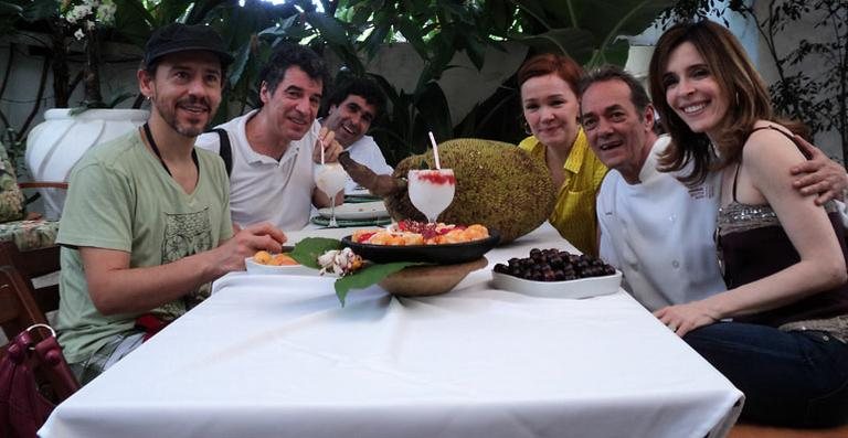 Julia Lemmertz, Paulo Betti e integrantes do elenco de ‘Deus  da  Carnificina’ se deliciam com os pratos de Beto Pimentel - Uran Rodrigues/Divulgação
