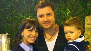 Maurício Manieri com a mulher Izabelle e o filho Marco - Caras Online