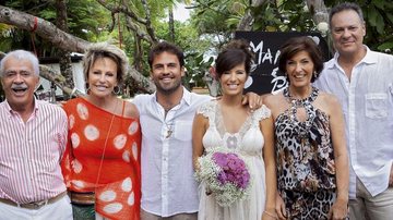 Os noivos, Pedro e Manu, entre os pais dele, Eduardo e Ana Maria, e dela, Tania e Paulo Marcelo - Nellie Solitrenick