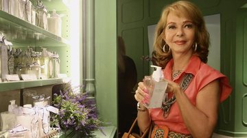 Fã de cosméticos, Vera experimenta hidratante em inauguração de loja de produtos de beleza, no Rio. - Cesar França