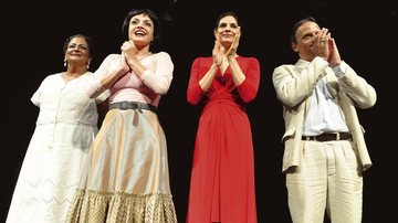 O elenco no palco: Thaís Garayp, Yásmin Gazal, Helena Ranaldi e Marcos Breda - Roberto Teixeira