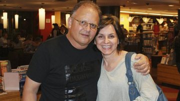 Guilherme Arantes recebe a cantora Klébi Nori no relançamento de seu CD instrumental, em SP.