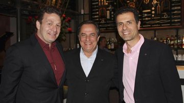 Em SP, em seu restaurante José Carlos Iglesias recepciona Ronnie Von e Dimitris Psillakis.
