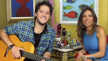 Em SP, André Vasco é entrevistado por Maura Roth para atração da TV Aberta.