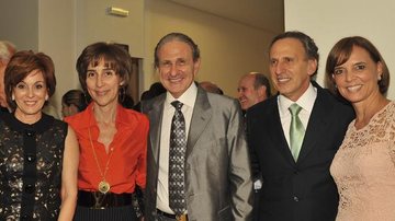 Em SP, Viviane Senna (de vermelho) vai à inauguração de ala de hospital e é recebida pelo casal Amelinha e Antônio Amaro e Eduardo Amaro, irmão de Antônio, com sua Cristina Genari.