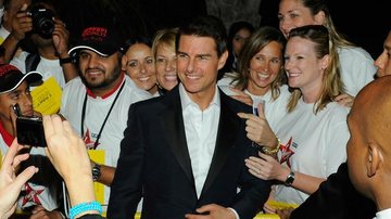 Tom Cruise com fãs em Dubai - Getty Images