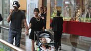 Daniele Suzuki passeia com a família por shopping carioca - Daniel Delmiro / AgNews