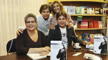 Tânia, autora da biografia, e Edwin abraçados pelo casal Bruno e Marília. - Roberto Teixeira / RT Press