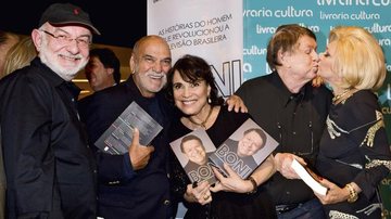O autor Silvio de Abreu e os atores Lima Duarte e Regina Duarte prestigiam Boni, que ganha um selinho de Hebe Camargo. - Caio Guimarães