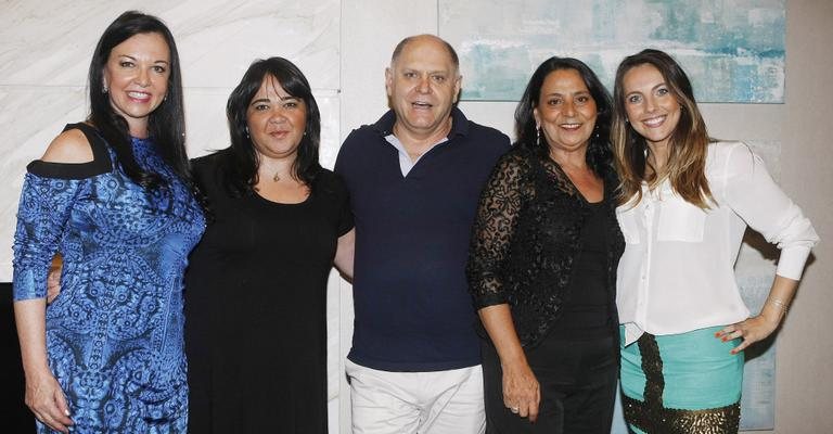 Em SP, Sueli Adorni e Letícia Frare, nas pontas, são felicitadas por Angelica Carvalho, Walter Zaniratto e Nagila Chacur.