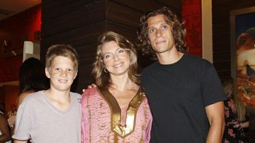 Pedro com a mãe, Letícia Spiller, e o padrasto, Lucas Loureiro - AgNews