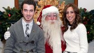 Kevin Jonas e Danielle encontram o Papai Noel - Getty Images